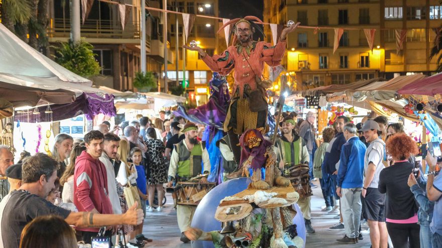 Mercado, fiesta y ocio entre palmeras en el Mercado Medieval de Elche