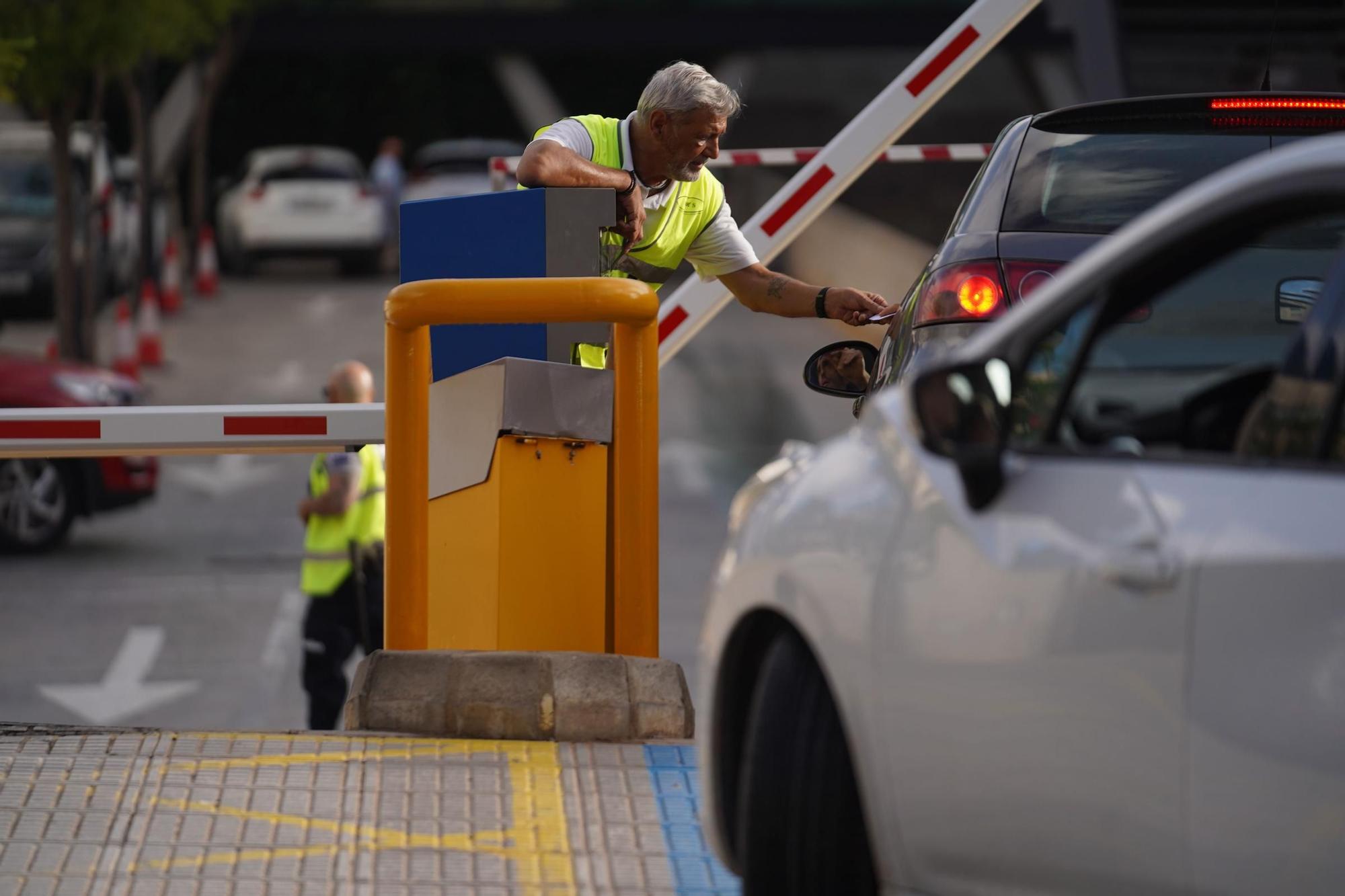 Mira aquí las imágenes del primer día del parking de Can Misses con la barrera bajada