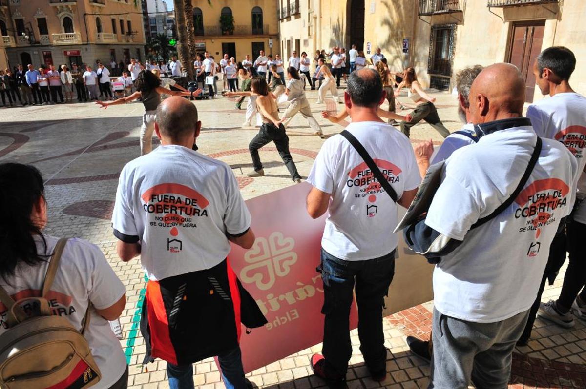 Un momento tras la lectura del manifiesto de Cáritas para pedir más viviendas sociales y un espectáculo de danza en la Plaça de Baix