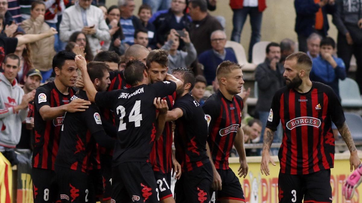 Los jugadores del Reus celebran el triunfo de este sábado ante el Lugo.