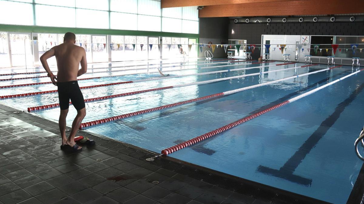 Un nedador es prepara per posar-se a l'aigua de la piscina coberta en el primer dia de jornada de portes obertes.