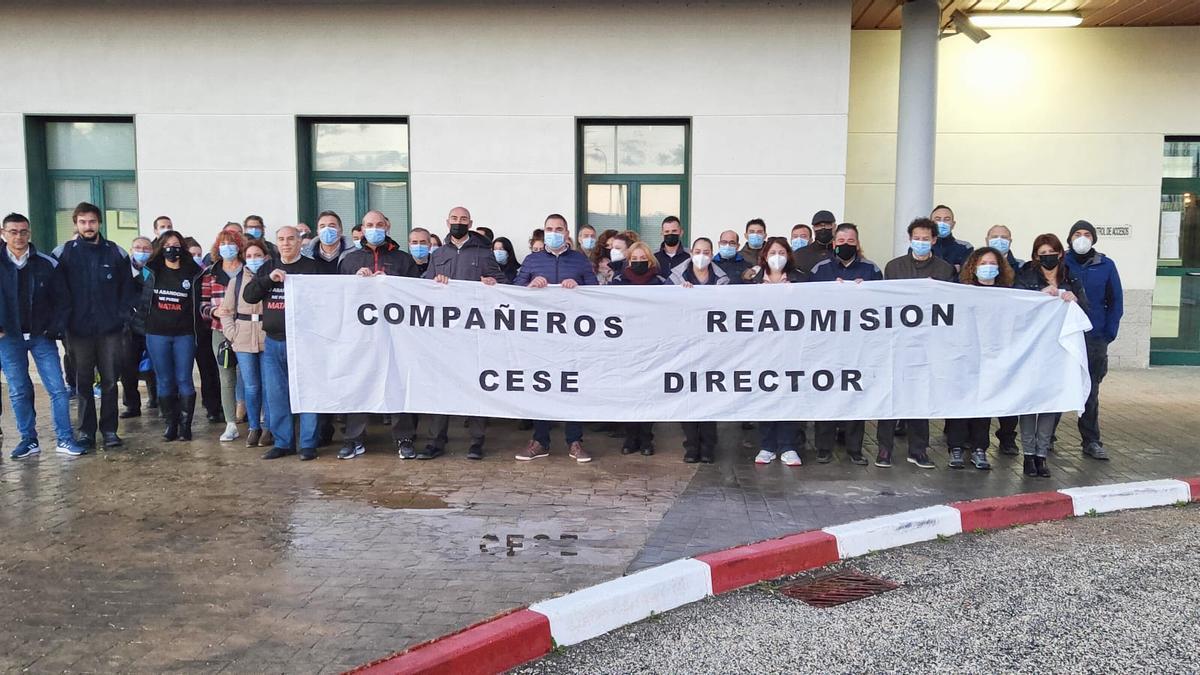 Trabajdores concentrados en la prisión de Villena.