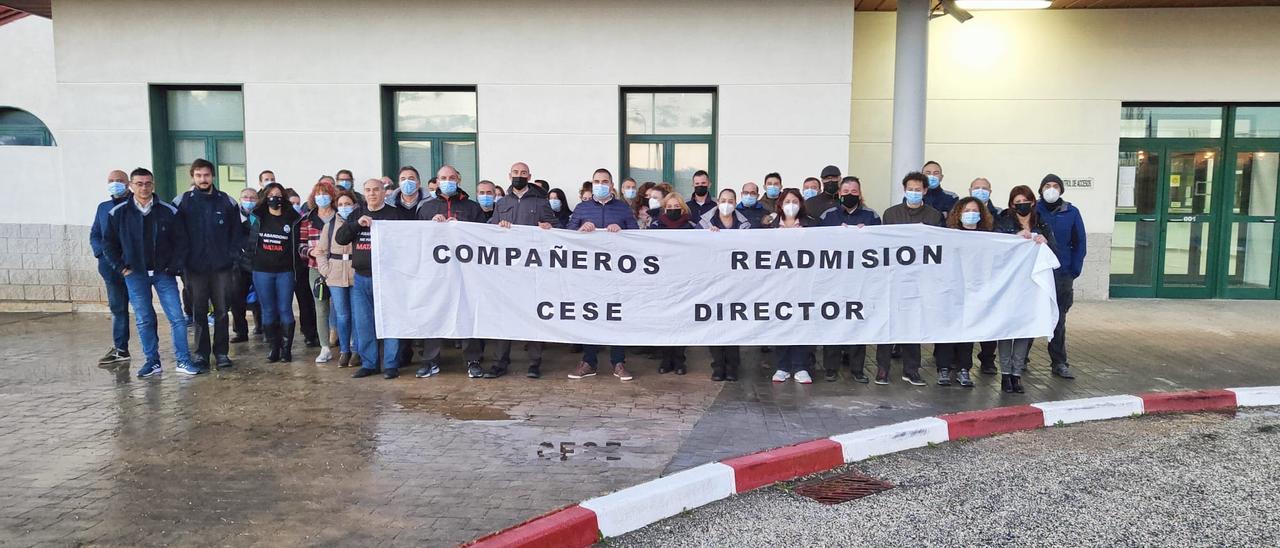 Trabajadores de la cárcel de Villena piden el cese del director y la readmisión de los funcionarios expedientados