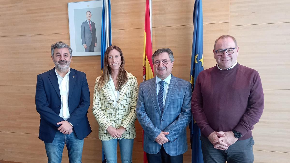 Por la izquierda, el consejero de Fomento, Alejandro Calvo; la primera teniente de Alcaldesa de Gijón, Ángela Pumariega; el presidente de la Autoridad Portuaria de Gijón, Laureano Lourido, y el presidente del Puerto de Avilés, Santiago Rodríguez.