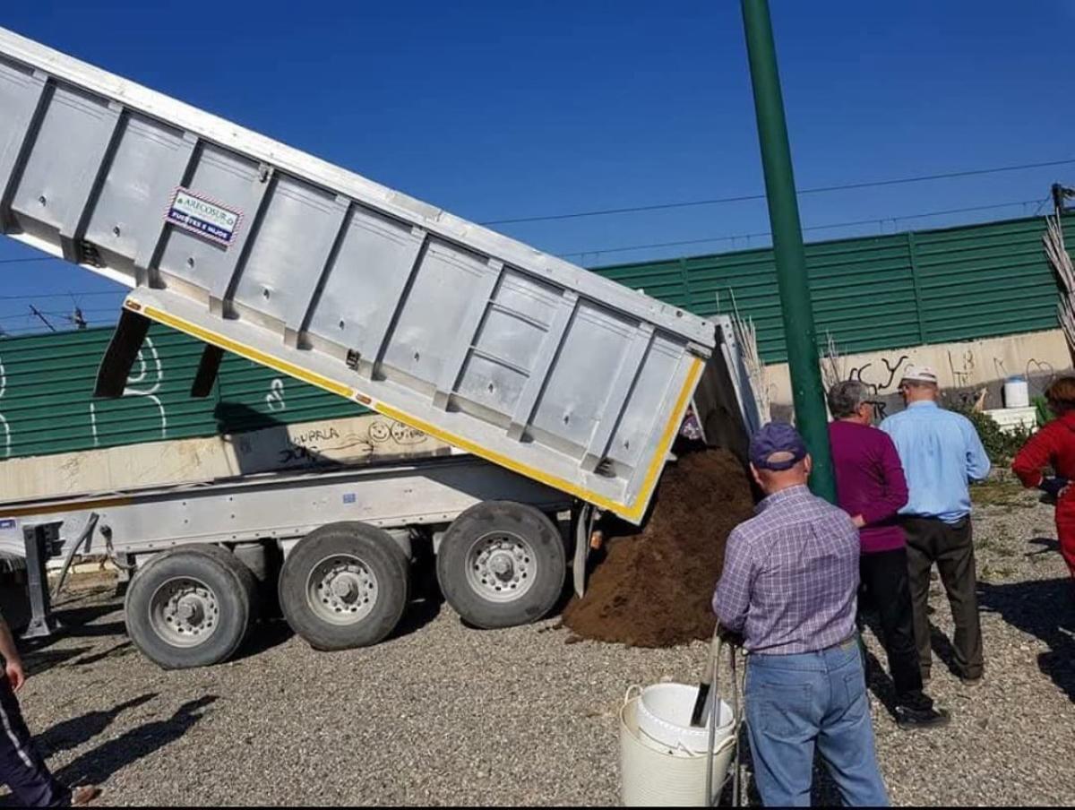 En 2016 los socios transformaron un solar municipal abandonado en un huerto, tras limpiarlo y rellenarlo con tres tráilers de tierra.