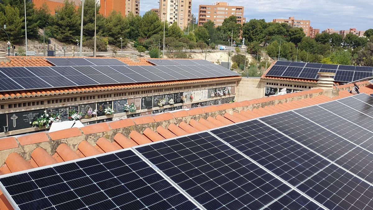 Placas solares en el cementerio general de València.