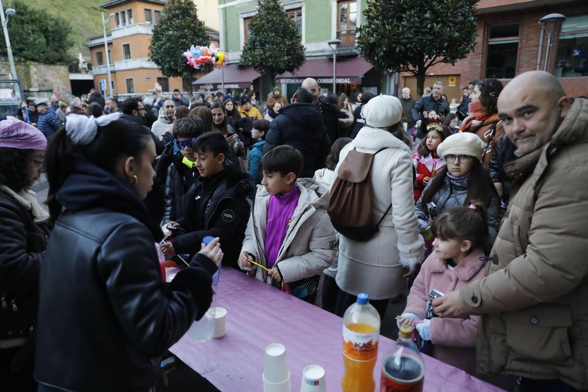 Las familias de Mieres, disfrutando de la Nochevieja Infantil.