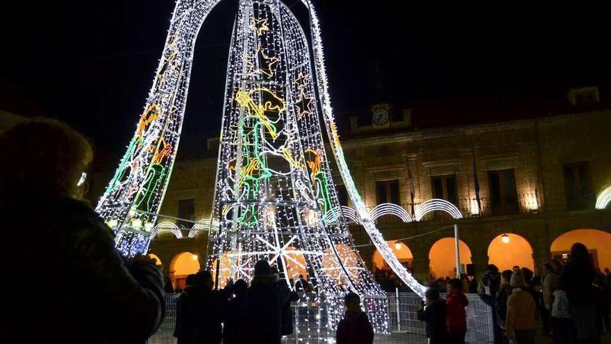 La iluminación de la campana en la Plaza Mayor reunió a decenas de personas.