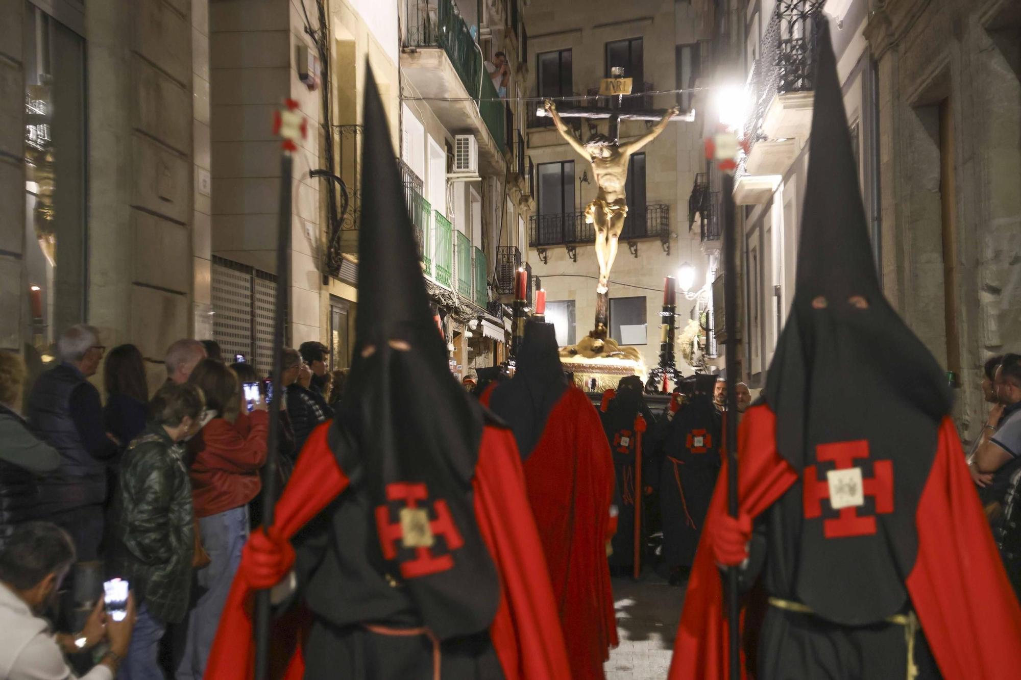 El Cristo de la Buena Muerte reina en el Jueves Santo de Alicante