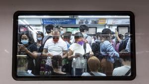 Un convoy de metro a su paso por la estación de Sant Andreu, en la L1