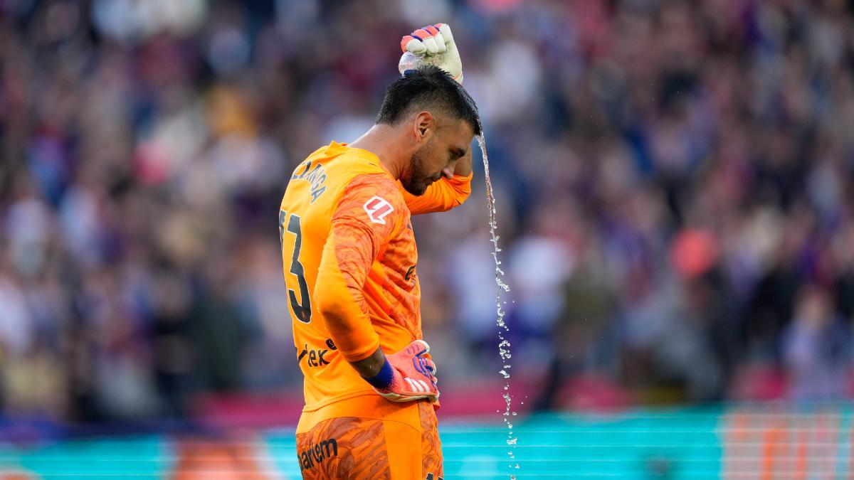 Paulo Gazzaniga, durante el duelo contra el FC Barcelona