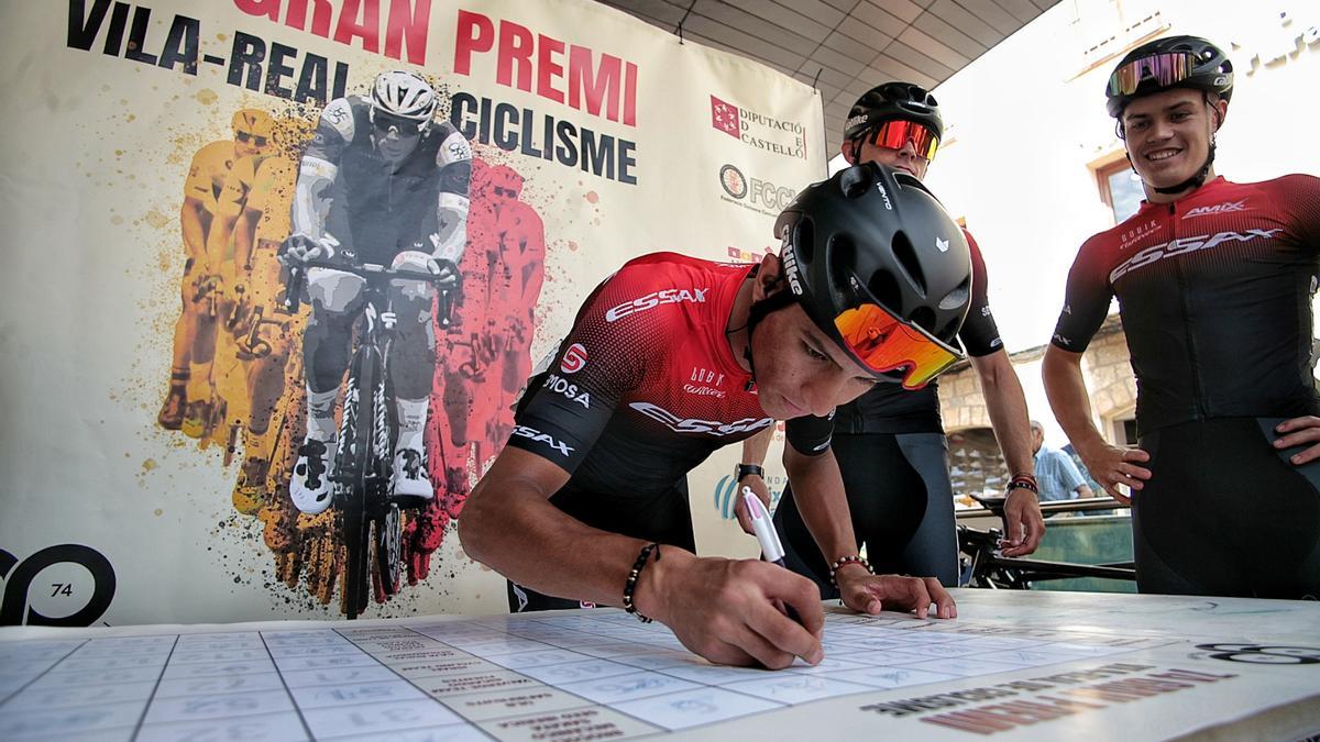 Uno de los participantes den el Gran Premi Vila-real de ciclismo pasa el control de firmas