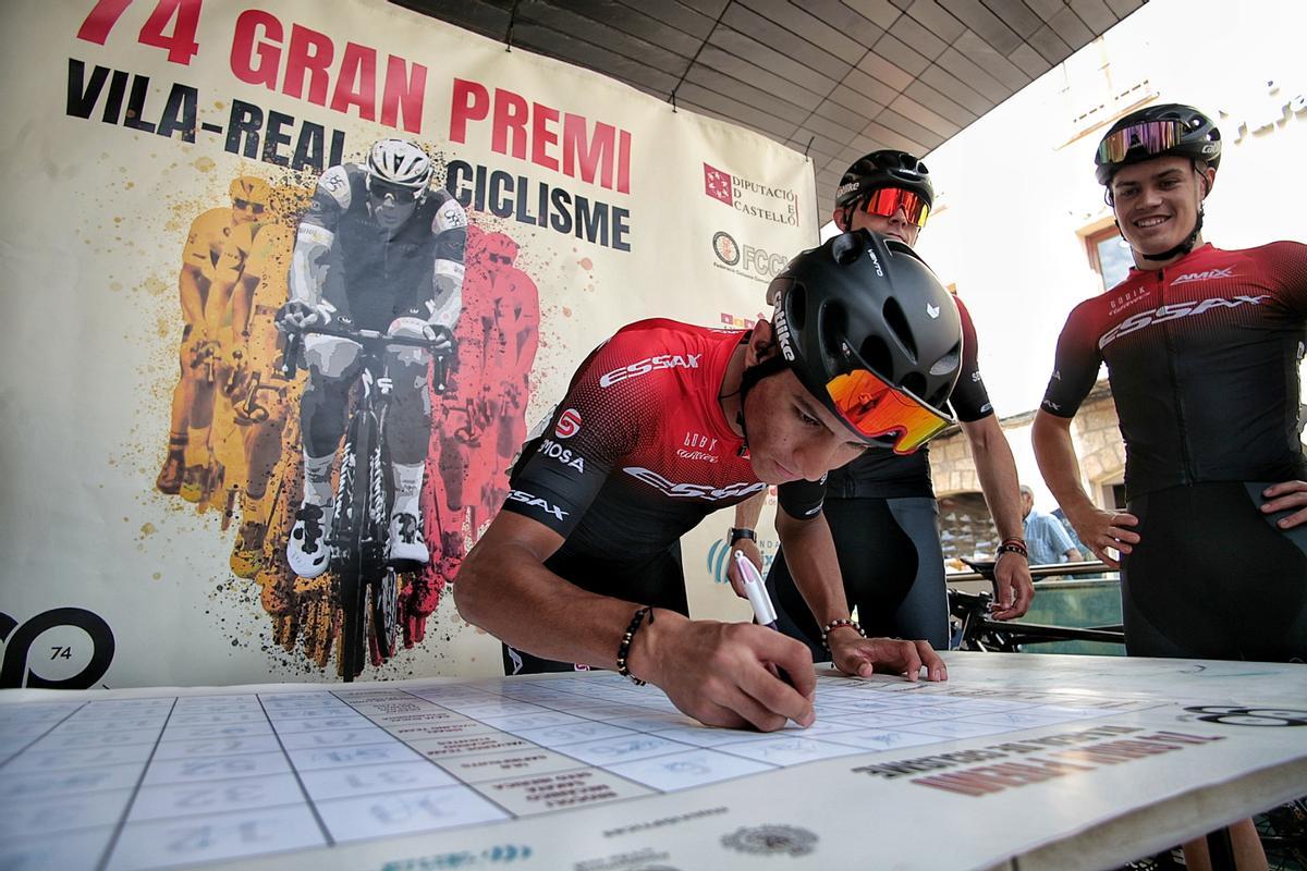 Uno de los participantes den el Gran Premi Vila-real de ciclismo pasa el control de firmas