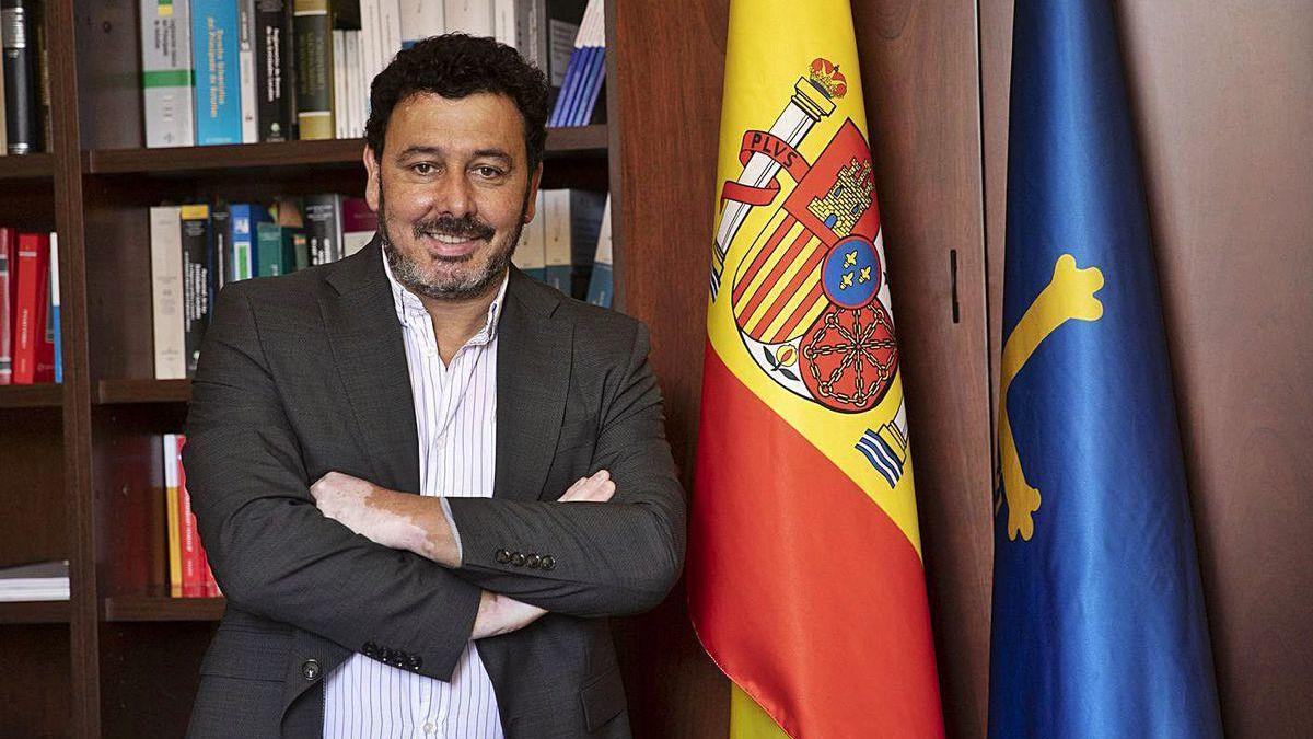 El alcalde de Laviana, Julio García, en su despacho.