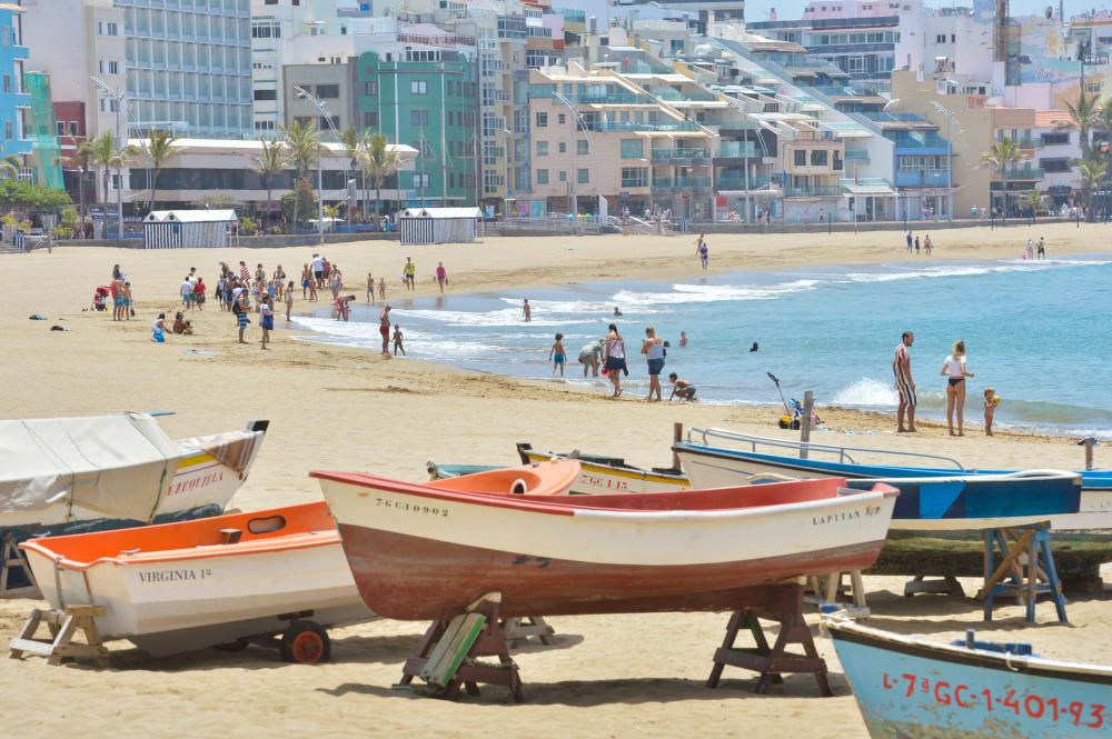 Ambiente de comercios y playa en La Puntilla y Santa Catalina