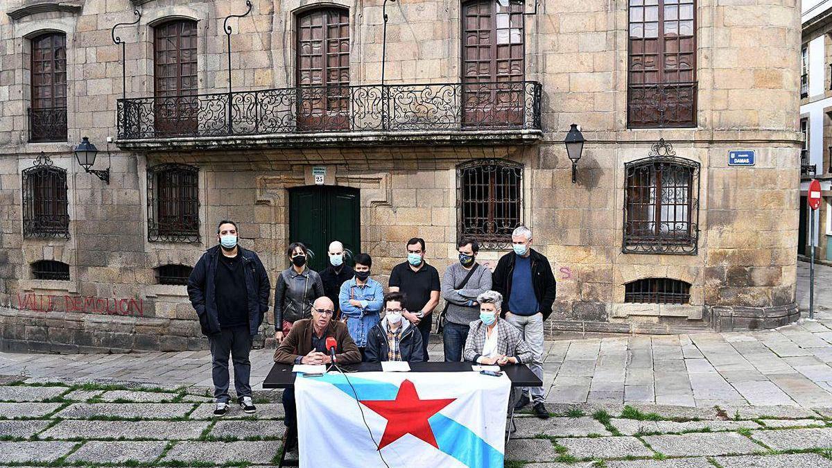 Miembros del BNG, ayer, ante la Casa Cornide.