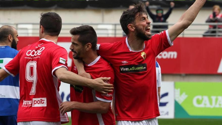 El central Molo celebra junto a Pedro Orfila uno de los goles ante el Villanovense de hace tres semanas.