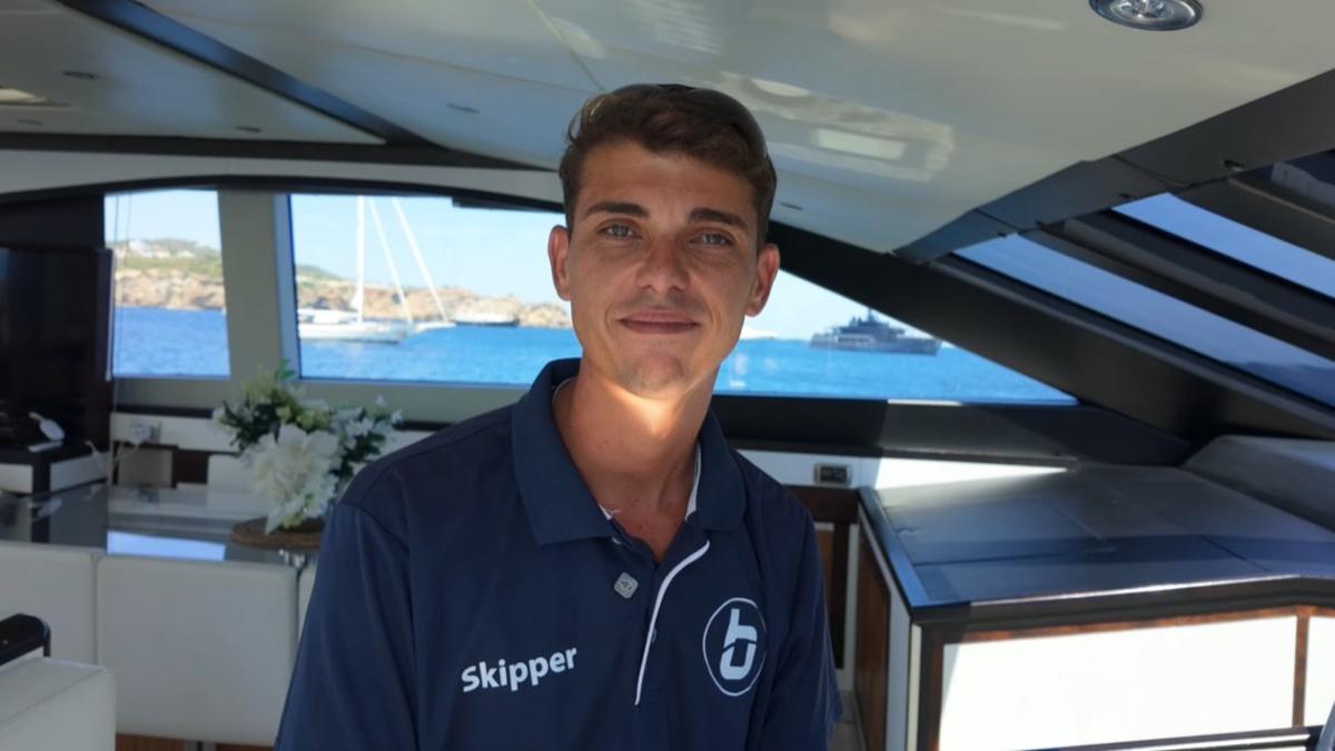 José, en su trabajo de capitán de barco, en Ibiza.