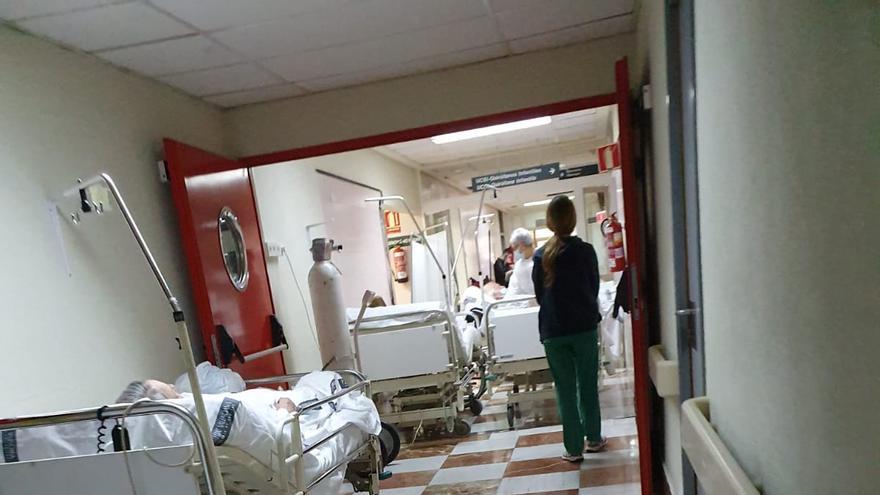 Camas en los pasillos de Urgencias del Hospital General de Alicante
