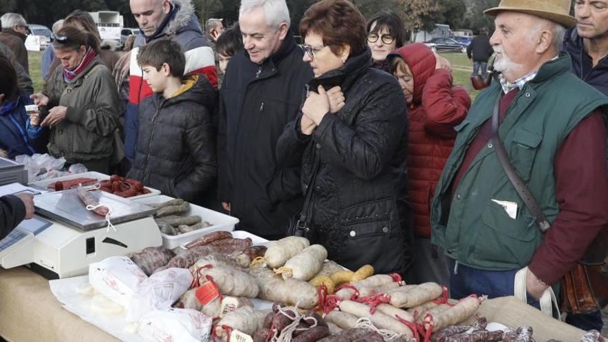 Gent davant d&#039;una de les parades d&#039;una anterior edició de la fira del porc