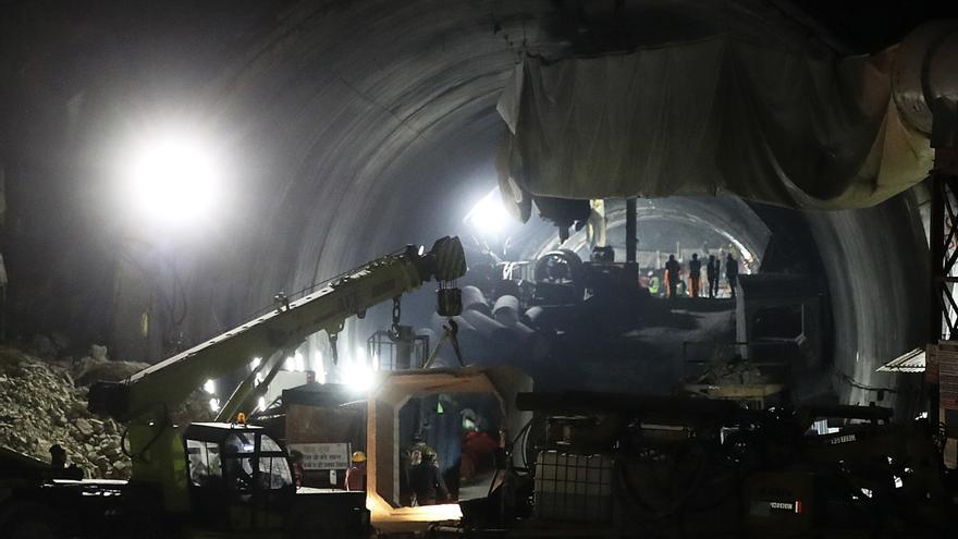 Rescatado el primero de los 41 obreros atrapados en un túnel en la India