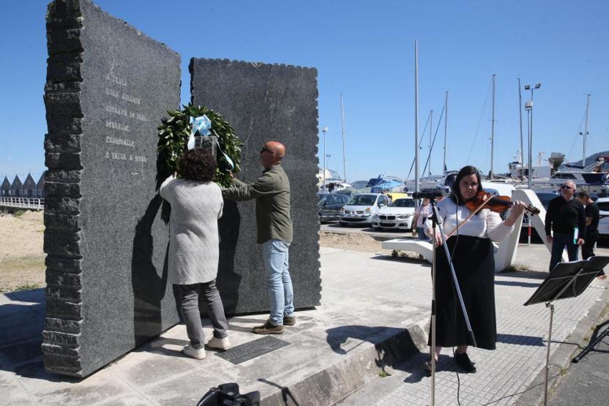 O momento da ofrenda floral, no monumento en Bueu.   | // S.ÁLVAREZ