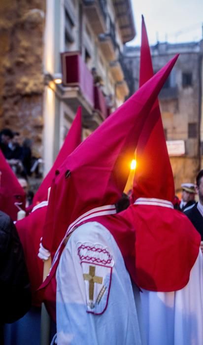 El numeroso cortejo de damas de mantilla caracteriza a esta hermandad