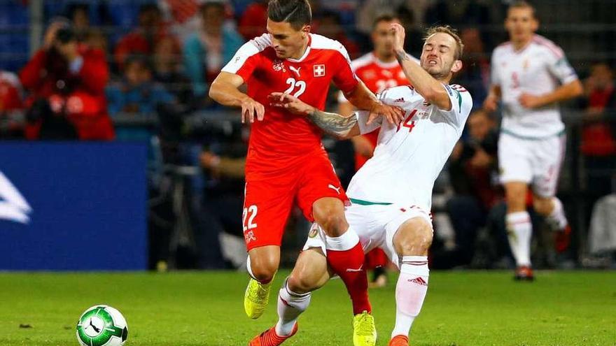 Fabian Schär protege el balón durante el Suiza-Hungría de la liguilla de clasificación para el Mundial.