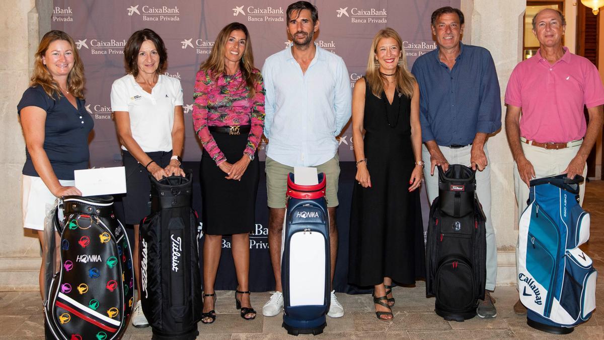 La directora territorial de CaixaBank en Baleares, María Cruz Rivera y la directora comercial de Banca Privada, Cecilia Santos, junto a los ganadores del torneo.