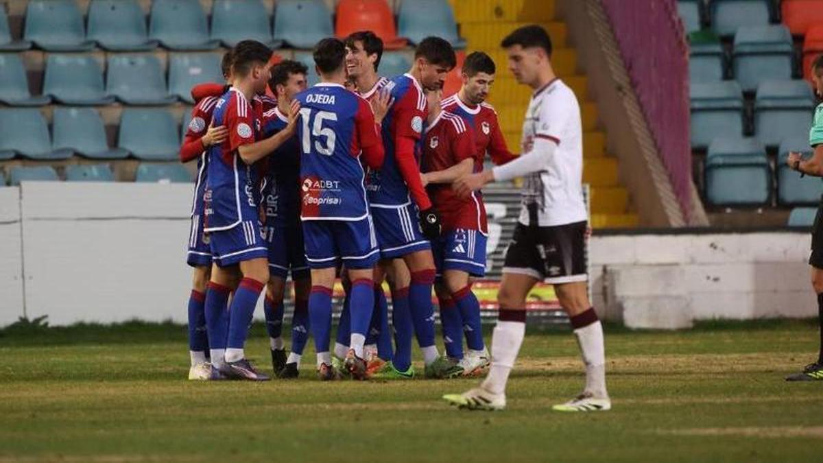Los jugadores del Langreo celebran el tanto.