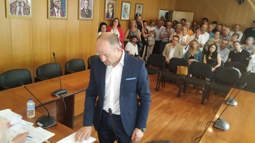 Jorge Besada durante su toma de posesión como concejal de Meaño. |   // T.H.