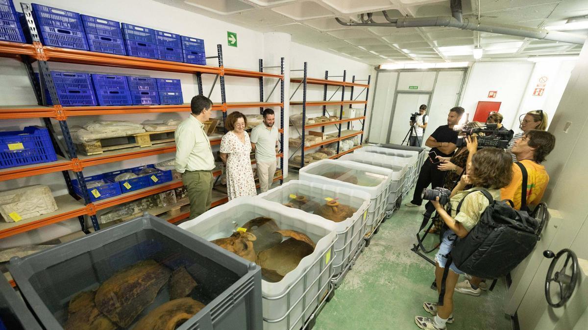 Seis meses en agua dulce para salvar las ánforas romanas halladas por el oceanográfico vigués «Miguel Oliver» frente a Formentera
