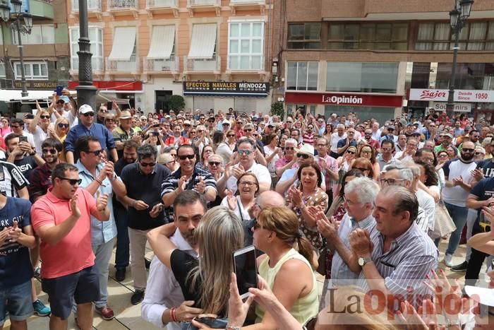 Cientos de personas protestan frente al Ayuntamiento de Cartagena por el pacto entre PP, PSOE y Cs