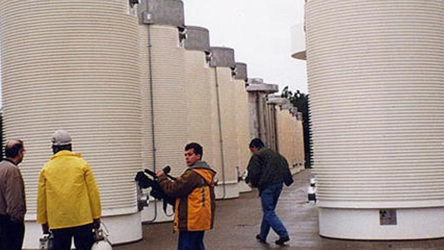 El combustible gastado y los elementos más radiactivos permanecerán en contenedores blindados de acero y hormigón, como los de la imagen.