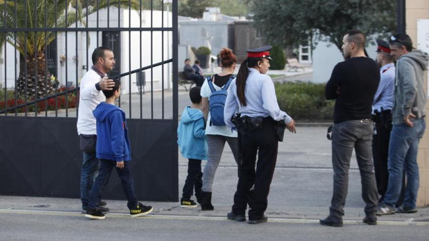 Vigilància policial a un dels accessos al cementiri