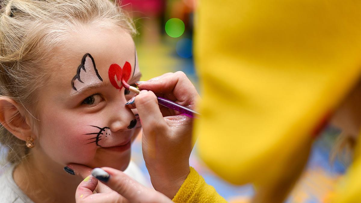 Una niña, maquillada para Carnaval.