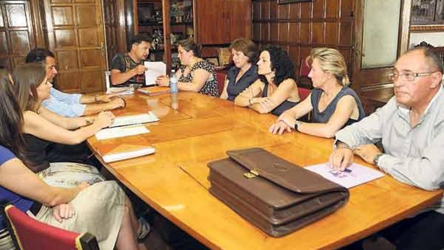 Representantes de las trabajadoras y la firma se reunieron ayer con la edil Paz Pérez.  // Bernabé/Javier Lalín