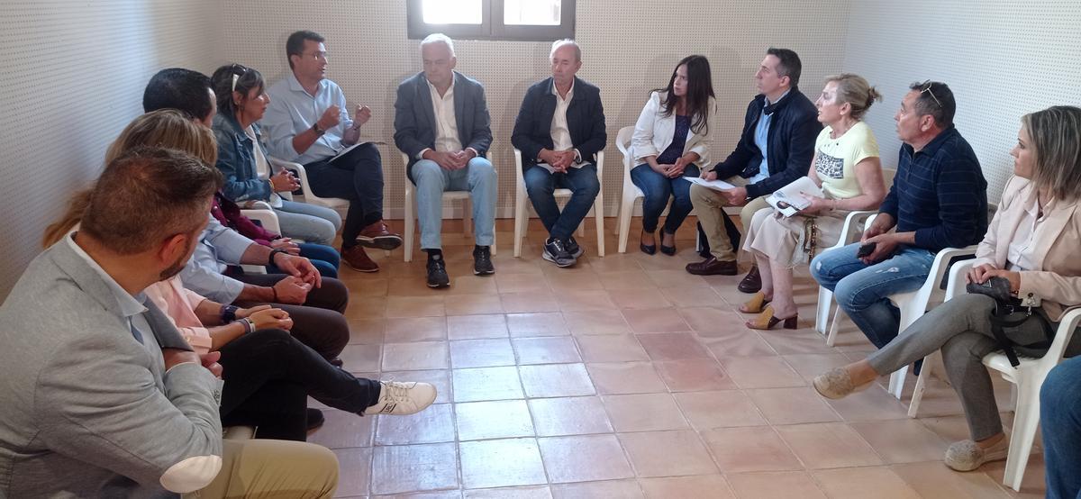 González Pons, jutno con los alcaldes de Alfafar y Massanassa, se reunió con la Plataforma por el soterramiento.