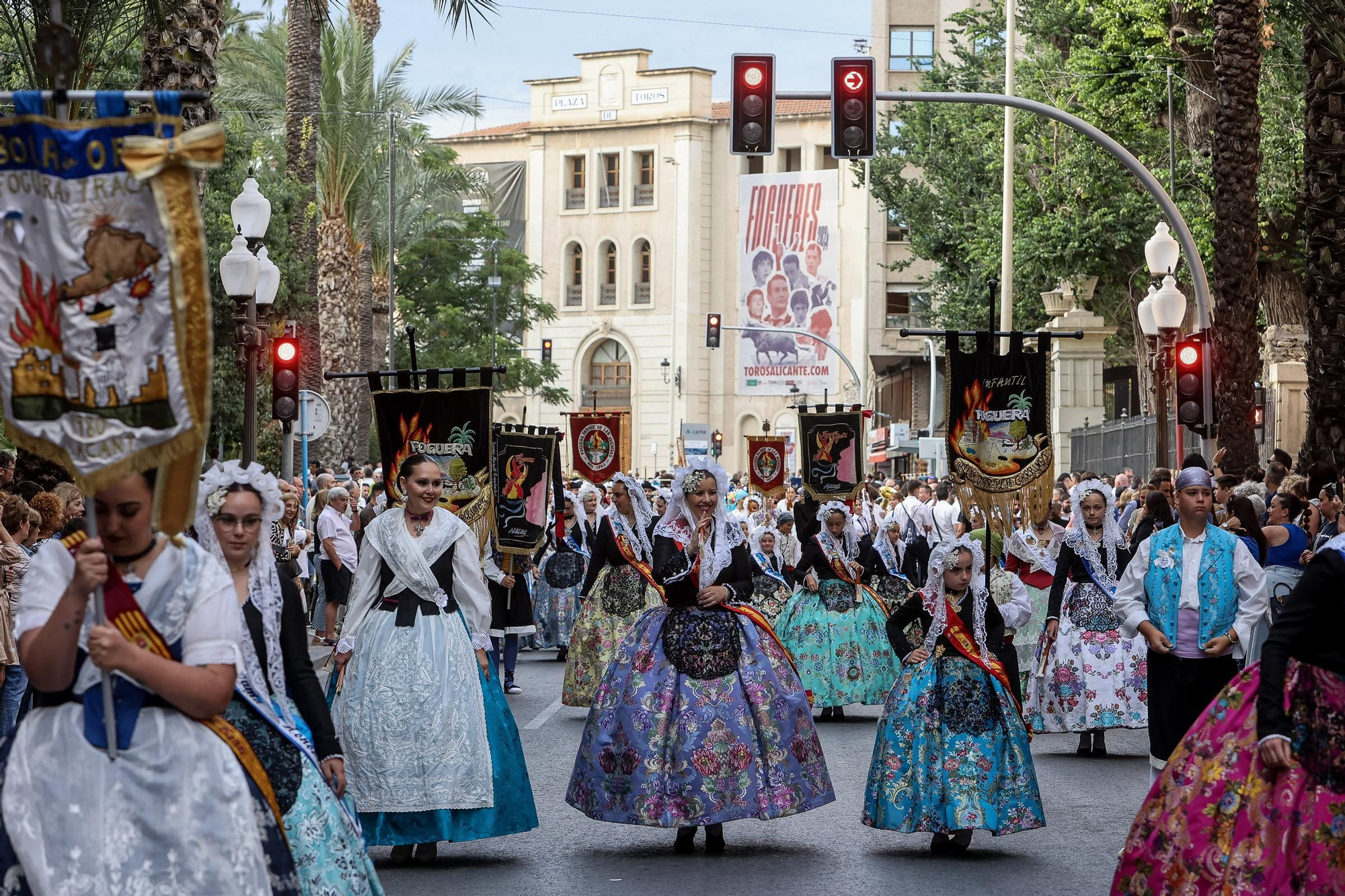 Resumen de los actos de inicio de las Hogueras 2024 ( Mascletà, Pasodoble, Homenaje Foguerers y Barraquers, desfile del Pregón y Pregón oficial )