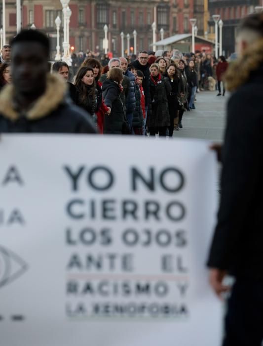 Cadena humana contra el racismo y la xenofobia