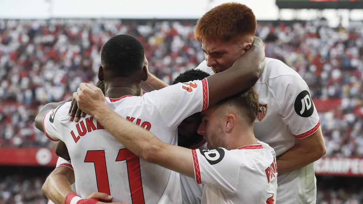 Peque Fernández, del Sevilla, celebra con sus compañeros el primer gol ante el Valladolid.