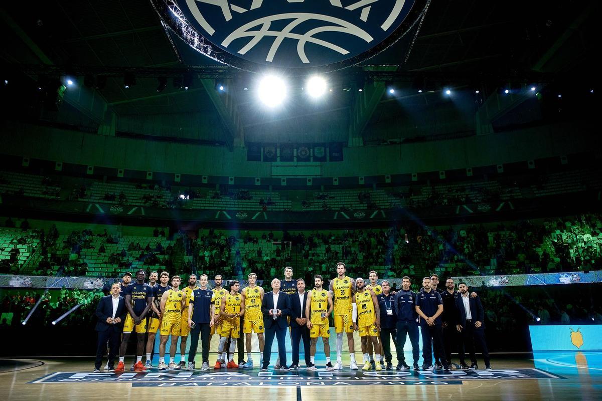 Plantilla y cuerpo técnico del CB Canarias posa con el recuerdo de su cuarta plaza en Badalona.