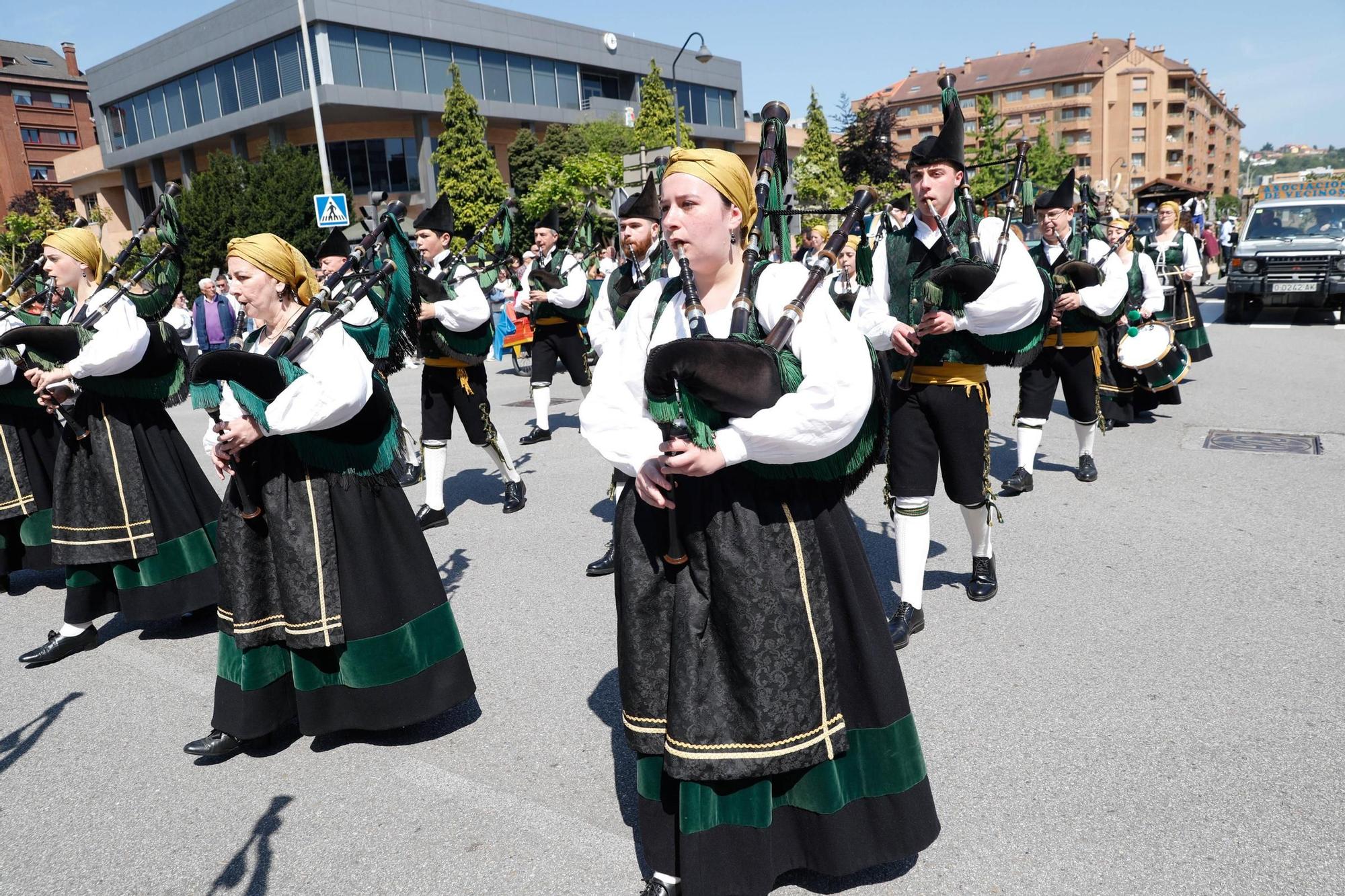 EN IMÁGENES: Así se ha vivido el desfile de carrozas y xarrés de las fiestas de San Isidro en Piedras Blancas