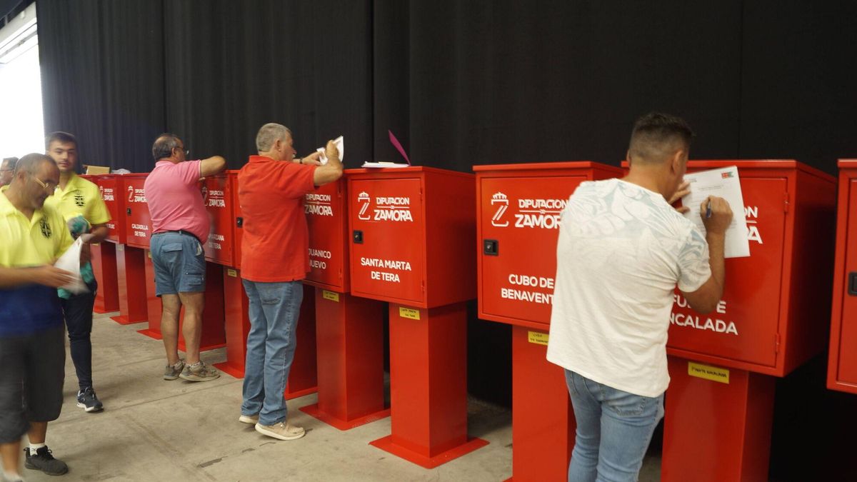 Entrega del segundo lote de armarios de intervención rápida contra incendios a municipios de alto riesgos. Presidente de la Diputación de Zamora, Javier Faúndez Domínguez. Recinto ferial IFEZA. Zamora.