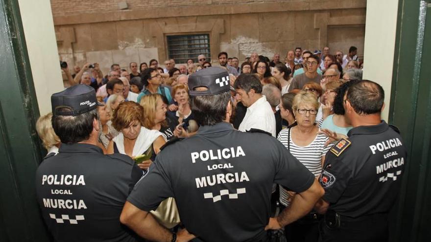 Agentes de la Policía Local en La Glorieta durante una concentración ciudadana.