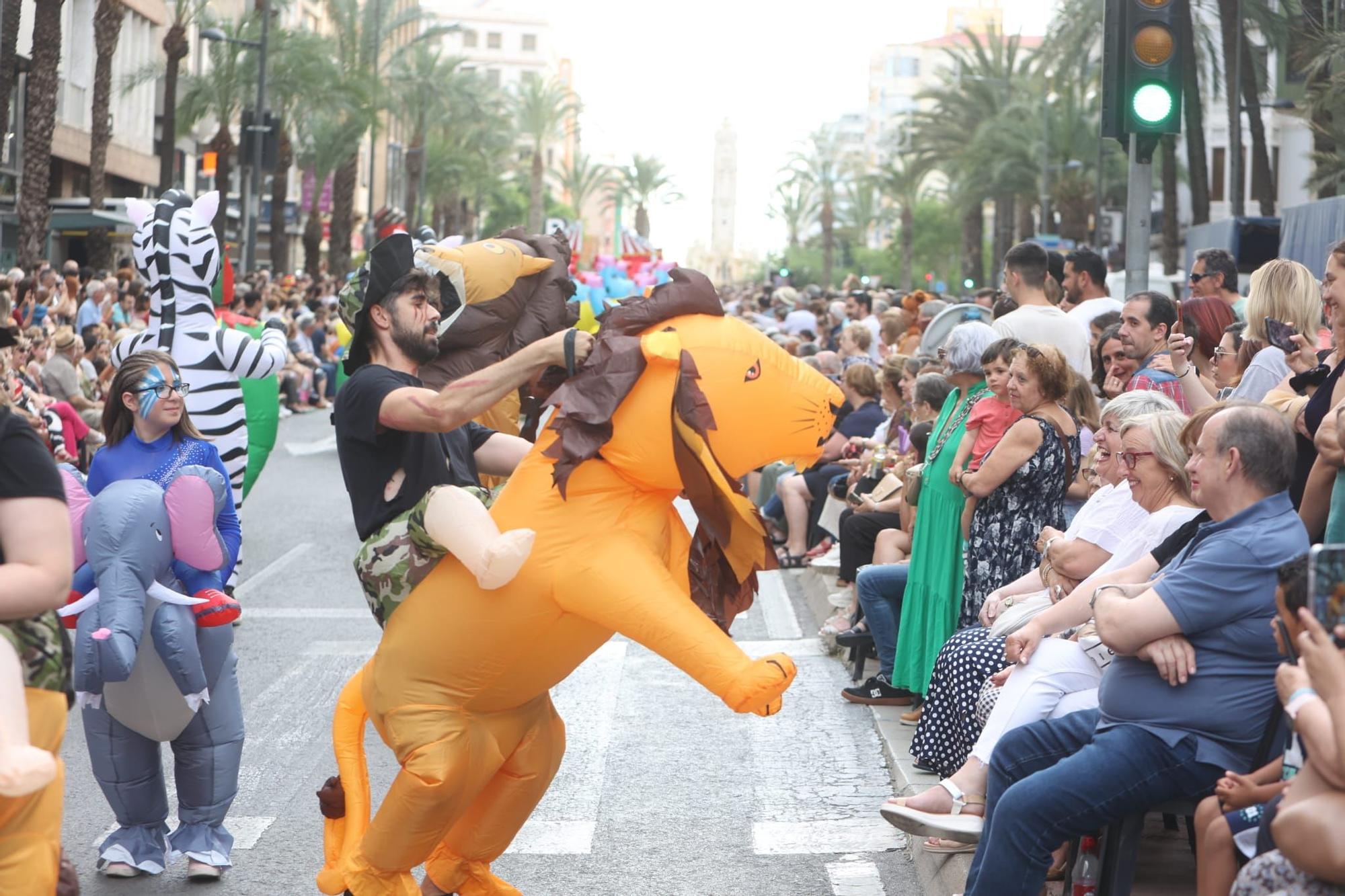 Las 89 hogueras y 20 barracas inundan las calles de Alicante con el tradicional desfile del Ninot