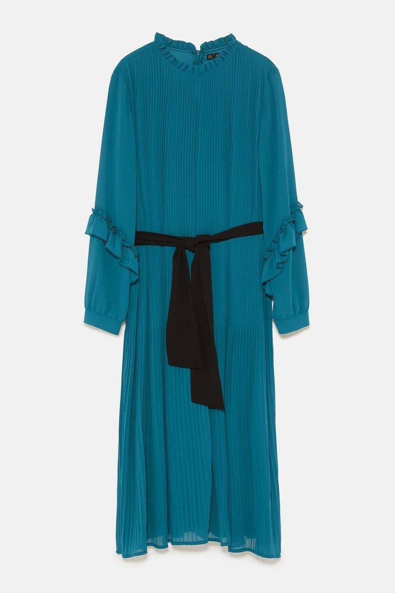 Mono vestido con lazo de Zara. (Precio: 39, 95 euros. Precio rebajado: 25, 99 euros)