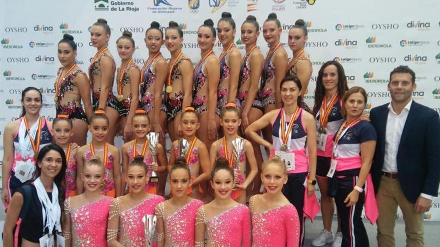 Las chicas de los equipos murcianos, con el presidente de la Federación Española, Jesús Carballo