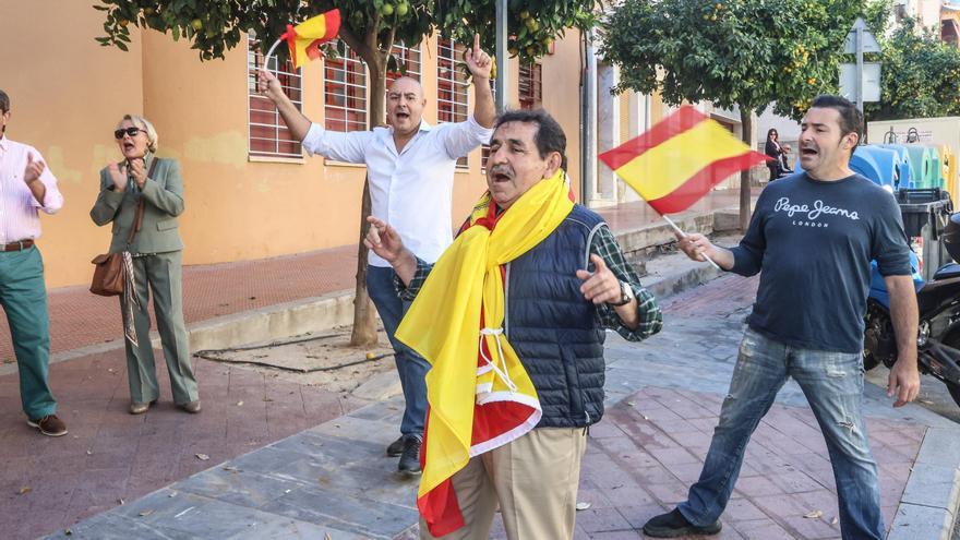 Las imágenes de la concentración contra la amnistía frente a la sede del PSOE en Callosa de Segura