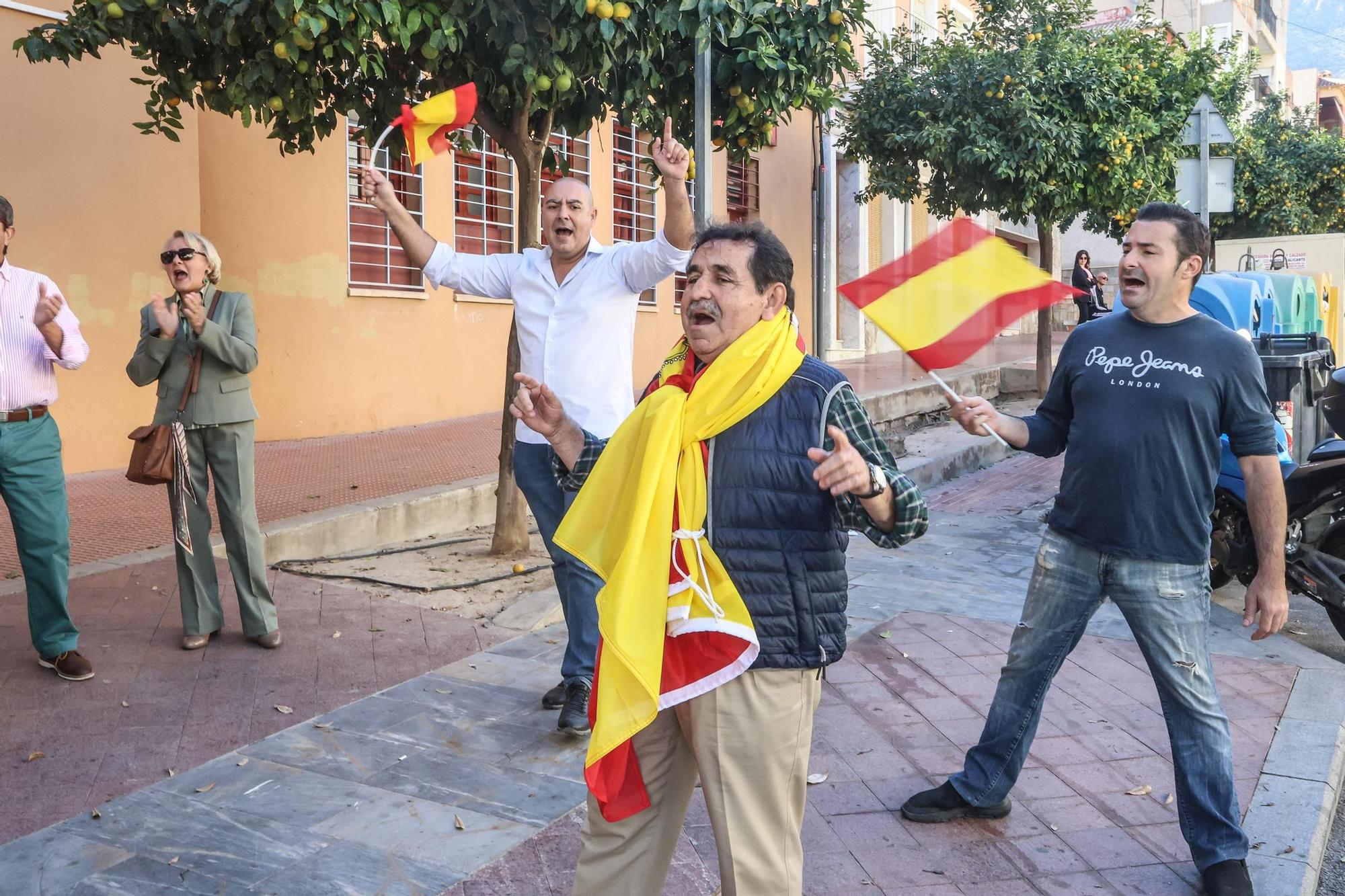 Las imágenes de la concentración contra la amnistía frente a la sede del PSOE en Callosa de Segura